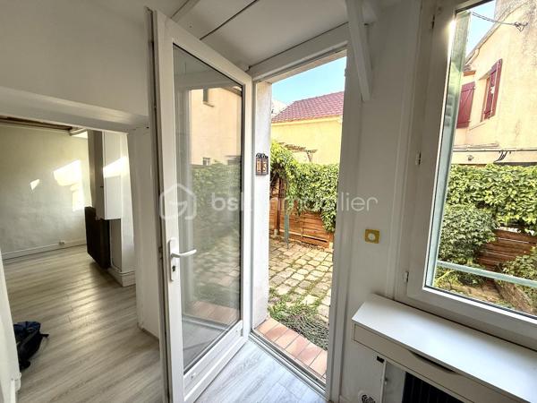 RER à 5 mns à pied, venez découvrir cette maison de ville à l'abri des regards.
Vous pourrez profiter d'une terrasse privative type cour pavée.

Elle comprends : un double séjour avec espace bureau, une cuisine dinatoire, un cellier/buanderie, 2 chambres (13m2 et 15m2), une salle d'eau, wc au rdc et 1er étage.
La toiture a été refaite en partie, chauffage gaz, Double vitrage.

PAS de vis à vis et au calme.

Copropriété de 2 lots sans charge.

LE CHARME DE L'ANCIEN