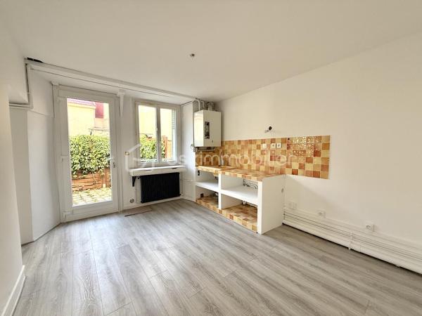 RER à 5 mns à pied, venez découvrir cette maison de ville à l'abri des regards.
Vous pourrez profiter d'une terrasse privative type cour pavée.

Elle comprends : un double séjour avec espace bureau, une cuisine dinatoire, un cellier/buanderie, 2 chambres (13m2 et 15m2), une salle d'eau, wc au rdc et 1er étage.
La toiture a été refaite en partie, chauffage gaz, Double vitrage.

PAS de vis à vis et au calme.

Copropriété de 2 lots sans charge.

LE CHARME DE L'ANCIEN