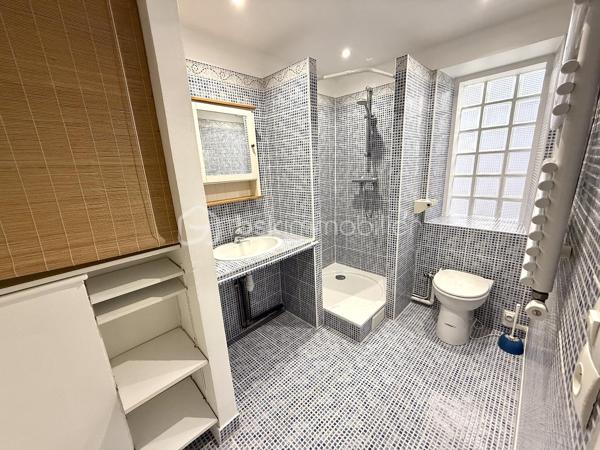 RER à 5 mns à pied, venez découvrir cette maison de ville à l'abri des regards.
Vous pourrez profiter d'une terrasse privative type cour pavée.

Elle comprends : un double séjour avec espace bureau, une cuisine dinatoire, un cellier/buanderie, 2 chambres (13m2 et 15m2), une salle d'eau, wc au rdc et 1er étage.
La toiture a été refaite en partie, chauffage gaz, Double vitrage.

PAS de vis à vis et au calme.

Copropriété de 2 lots sans charge.

LE CHARME DE L'ANCIEN