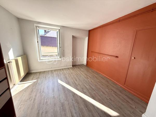RER à 5 mns à pied, venez découvrir cette maison de ville à l'abri des regards.
Vous pourrez profiter d'une terrasse privative type cour pavée.

Elle comprends : un double séjour avec espace bureau, une cuisine dinatoire, un cellier/buanderie, 2 chambres (13m2 et 15m2), une salle d'eau, wc au rdc et 1er étage.
La toiture a été refaite en partie, chauffage gaz, Double vitrage.

PAS de vis à vis et au calme.

Copropriété de 2 lots sans charge.

LE CHARME DE L'ANCIEN