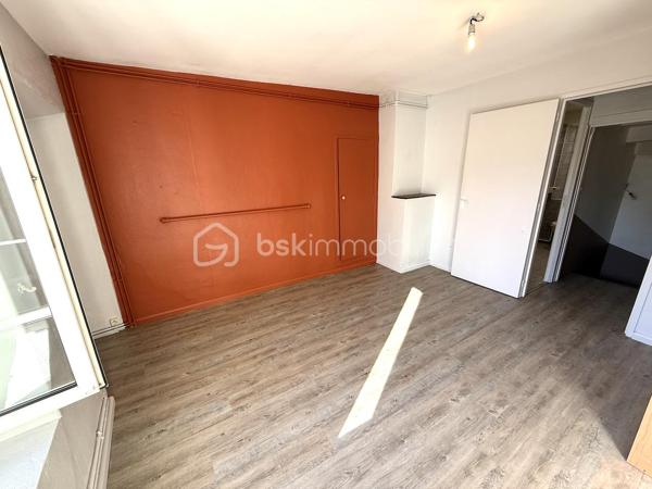 RER à 5 mns à pied, venez découvrir cette maison de ville à l'abri des regards.
Vous pourrez profiter d'une terrasse privative type cour pavée.

Elle comprends : un double séjour avec espace bureau, une cuisine dinatoire, un cellier/buanderie, 2 chambres (13m2 et 15m2), une salle d'eau, wc au rdc et 1er étage.
La toiture a été refaite en partie, chauffage gaz, Double vitrage.

PAS de vis à vis et au calme.

Copropriété de 2 lots sans charge.

LE CHARME DE L'ANCIEN