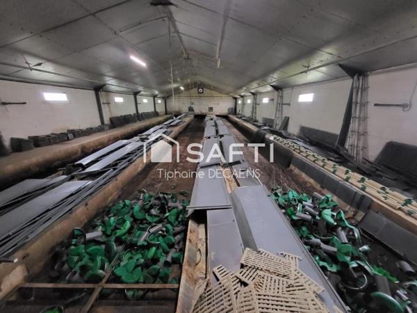Ancienne exploitation agricole (lapin), 2 bâtiments sur la propriété.