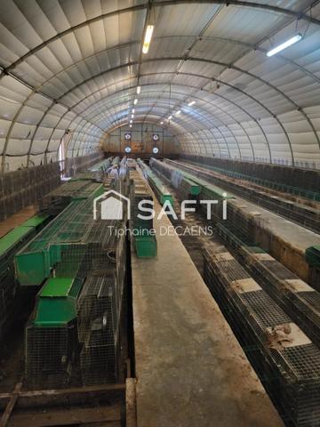 Ancienne exploitation agricole (lapin), 2 bâtiments sur la propriété.