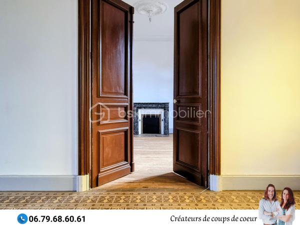 Nous vous proposons cette grande maison de caractère composée :

-Au rez-de-chaussée : Une vaste entrée desservant toutes les pièces du rez-de-chaussée et l'accès à la terrasse. Une grande pièce de vie avec cheminée et lumière traversante, cuisine, une chambre avec cheminée, wc séparé avec lave-mains. Accès au sous-sol. 

-A l'étage : 4 grandes chambres dont deux communiquent avec une salle d'eau avec WC. Salle de bain avec WC.

-Au second étage: grand grenier aménageable de 80m² environ.

Sous-sol composé d'un espace garage et de deux pièces.

-A l'extérieur : jardin clos, préau attenant à la maison, arbres fruitiers, puits, piscine chauffée et sécurisée (liner à changer).

Double vitrage, chauffage au gaz, toiture en ardoise, tout à l'égout.

Située à Saint-Maixent-l'Ecole, proche toutes commodités (école, collège, commerces), gare TGV (Paris-Montparnasse), 25 minutes de Niort et 30 minutes de Poitiers.

Notre regard : «Dès les premiers instants, nous avons été séduits, tant par le cachet de son extérieur que par les éléments intérieurs : luminosité, carreaux de ciment, moulures, cheminées, parquet, grandes hauteurs, beaux volumes. Cette propriété est pleine de charme ».

Vendeurs, avis de valeur offert. Acquéreurs, bénéficiez de notre service financier.