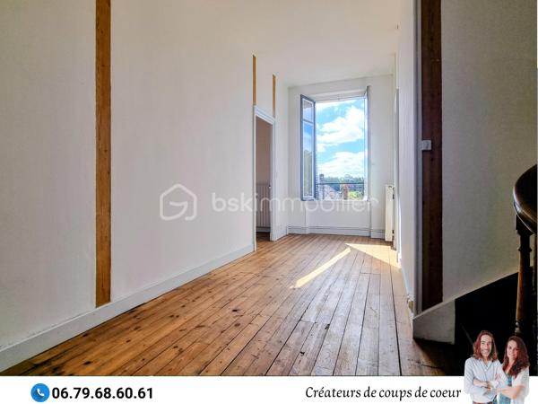 Nous vous proposons cette grande maison de caractère composée :

-Au rez-de-chaussée : Une vaste entrée desservant toutes les pièces du rez-de-chaussée et l'accès à la terrasse. Une grande pièce de vie avec cheminée et lumière traversante, cuisine, une chambre avec cheminée, wc séparé avec lave-mains. Accès au sous-sol. 

-A l'étage : 4 grandes chambres dont deux communiquent avec une salle d'eau avec WC. Salle de bain avec WC.

-Au second étage: grand grenier aménageable de 80m² environ.

Sous-sol composé d'un espace garage et de deux pièces.

-A l'extérieur : jardin clos, préau attenant à la maison, arbres fruitiers, puits, piscine chauffée et sécurisée (liner à changer).

Double vitrage, chauffage au gaz, toiture en ardoise, tout à l'égout.

Située à Saint-Maixent-l'Ecole, proche toutes commodités (école, collège, commerces), gare TGV (Paris-Montparnasse), 25 minutes de Niort et 30 minutes de Poitiers.

Notre regard : «Dès les premiers instants, nous avons été séduits, tant par le cachet de son extérieur que par les éléments intérieurs : luminosité, carreaux de ciment, moulures, cheminées, parquet, grandes hauteurs, beaux volumes. Cette propriété est pleine de charme ».

Vendeurs, avis de valeur offert. Acquéreurs, bénéficiez de notre service financier.