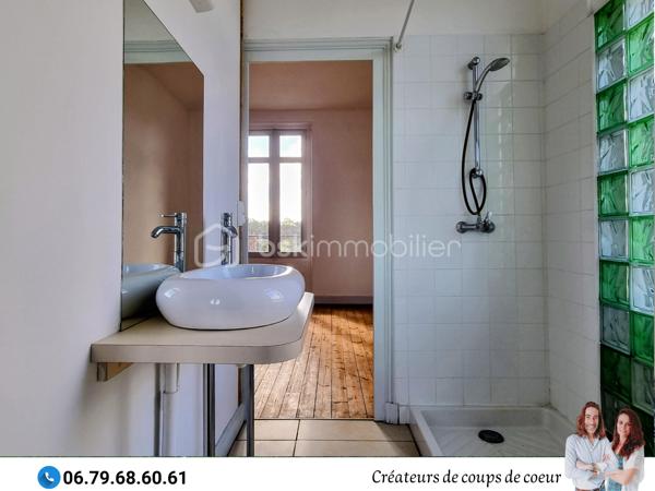 Nous vous proposons cette grande maison de caractère composée :

-Au rez-de-chaussée : Une vaste entrée desservant toutes les pièces du rez-de-chaussée et l'accès à la terrasse. Une grande pièce de vie avec cheminée et lumière traversante, cuisine, une chambre avec cheminée, wc séparé avec lave-mains. Accès au sous-sol. 

-A l'étage : 4 grandes chambres dont deux communiquent avec une salle d'eau avec WC. Salle de bain avec WC.

-Au second étage: grand grenier aménageable de 80m² environ.

Sous-sol composé d'un espace garage et de deux pièces.

-A l'extérieur : jardin clos, préau attenant à la maison, arbres fruitiers, puits, piscine chauffée et sécurisée (liner à changer).

Double vitrage, chauffage au gaz, toiture en ardoise, tout à l'égout.

Située à Saint-Maixent-l'Ecole, proche toutes commodités (école, collège, commerces), gare TGV (Paris-Montparnasse), 25 minutes de Niort et 30 minutes de Poitiers.

Notre regard : «Dès les premiers instants, nous avons été séduits, tant par le cachet de son extérieur que par les éléments intérieurs : luminosité, carreaux de ciment, moulures, cheminées, parquet, grandes hauteurs, beaux volumes. Cette propriété est pleine de charme ».

Vendeurs, avis de valeur offert. Acquéreurs, bénéficiez de notre service financier.