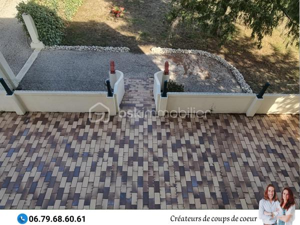 Nous vous proposons cette grande maison de caractère composée :

-Au rez-de-chaussée : Une vaste entrée desservant toutes les pièces du rez-de-chaussée et l'accès à la terrasse. Une grande pièce de vie avec cheminée et lumière traversante, cuisine, une chambre avec cheminée, wc séparé avec lave-mains. Accès au sous-sol. 

-A l'étage : 4 grandes chambres dont deux communiquent avec une salle d'eau avec WC. Salle de bain avec WC.

-Au second étage: grand grenier aménageable de 80m² environ.

Sous-sol composé d'un espace garage et de deux pièces.

-A l'extérieur : jardin clos, préau attenant à la maison, arbres fruitiers, puits, piscine chauffée et sécurisée (liner à changer).

Double vitrage, chauffage au gaz, toiture en ardoise, tout à l'égout.

Située à Saint-Maixent-l'Ecole, proche toutes commodités (école, collège, commerces), gare TGV (Paris-Montparnasse), 25 minutes de Niort et 30 minutes de Poitiers.

Notre regard : «Dès les premiers instants, nous avons été séduits, tant par le cachet de son extérieur que par les éléments intérieurs : luminosité, carreaux de ciment, moulures, cheminées, parquet, grandes hauteurs, beaux volumes. Cette propriété est pleine de charme ».

Vendeurs, avis de valeur offert. Acquéreurs, bénéficiez de notre service financier.