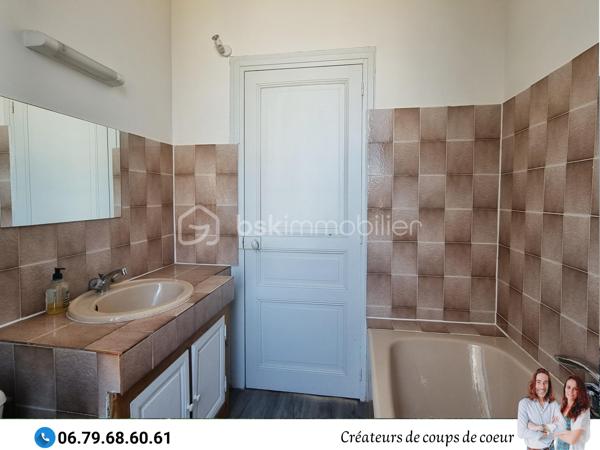 Nous vous proposons cette grande maison de caractère composée :

-Au rez-de-chaussée : Une vaste entrée desservant toutes les pièces du rez-de-chaussée et l'accès à la terrasse. Une grande pièce de vie avec cheminée et lumière traversante, cuisine, une chambre avec cheminée, wc séparé avec lave-mains. Accès au sous-sol. 

-A l'étage : 4 grandes chambres dont deux communiquent avec une salle d'eau avec WC. Salle de bain avec WC.

-Au second étage: grand grenier aménageable de 80m² environ.

Sous-sol composé d'un espace garage et de deux pièces.

-A l'extérieur : jardin clos, préau attenant à la maison, arbres fruitiers, puits, piscine chauffée et sécurisée (liner à changer).

Double vitrage, chauffage au gaz, toiture en ardoise, tout à l'égout.

Située à Saint-Maixent-l'Ecole, proche toutes commodités (école, collège, commerces), gare TGV (Paris-Montparnasse), 25 minutes de Niort et 30 minutes de Poitiers.

Notre regard : «Dès les premiers instants, nous avons été séduits, tant par le cachet de son extérieur que par les éléments intérieurs : luminosité, carreaux de ciment, moulures, cheminées, parquet, grandes hauteurs, beaux volumes. Cette propriété est pleine de charme ».

Vendeurs, avis de valeur offert. Acquéreurs, bénéficiez de notre service financier.