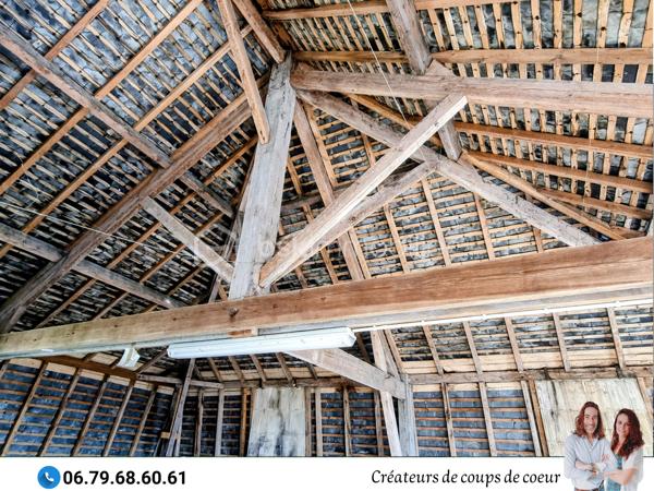 Nous vous proposons cette grande maison de caractère composée :

-Au rez-de-chaussée : Une vaste entrée desservant toutes les pièces du rez-de-chaussée et l'accès à la terrasse. Une grande pièce de vie avec cheminée et lumière traversante, cuisine, une chambre avec cheminée, wc séparé avec lave-mains. Accès au sous-sol. 

-A l'étage : 4 grandes chambres dont deux communiquent avec une salle d'eau avec WC. Salle de bain avec WC.

-Au second étage: grand grenier aménageable de 80m² environ.

Sous-sol composé d'un espace garage et de deux pièces.

-A l'extérieur : jardin clos, préau attenant à la maison, arbres fruitiers, puits, piscine chauffée et sécurisée (liner à changer).

Double vitrage, chauffage au gaz, toiture en ardoise, tout à l'égout.

Située à Saint-Maixent-l'Ecole, proche toutes commodités (école, collège, commerces), gare TGV (Paris-Montparnasse), 25 minutes de Niort et 30 minutes de Poitiers.

Notre regard : «Dès les premiers instants, nous avons été séduits, tant par le cachet de son extérieur que par les éléments intérieurs : luminosité, carreaux de ciment, moulures, cheminées, parquet, grandes hauteurs, beaux volumes. Cette propriété est pleine de charme ».

Vendeurs, avis de valeur offert. Acquéreurs, bénéficiez de notre service financier.