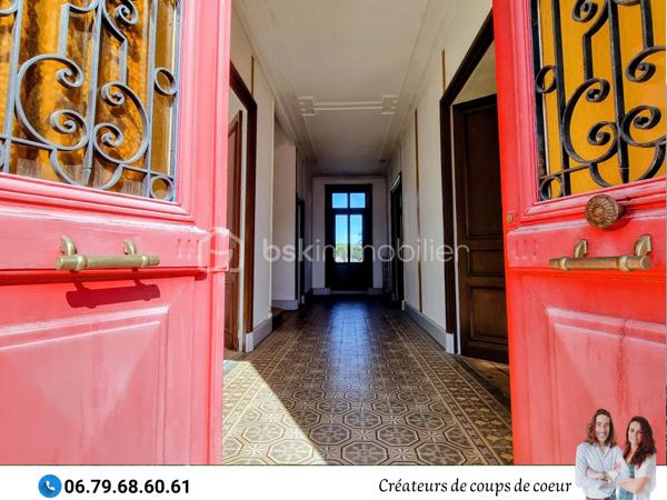Nous vous proposons cette grande maison de caractère composée :

-Au rez-de-chaussée : Une vaste entrée desservant toutes les pièces du rez-de-chaussée et l'accès à la terrasse. Une grande pièce de vie avec cheminée et lumière traversante, cuisine, une chambre avec cheminée, wc séparé avec lave-mains. Accès au sous-sol. 

-A l'étage : 4 grandes chambres dont deux communiquent avec une salle d'eau avec WC. Salle de bain avec WC.

-Au second étage: grand grenier aménageable de 80m² environ.

Sous-sol composé d'un espace garage et de deux pièces.

-A l'extérieur : jardin clos, préau attenant à la maison, arbres fruitiers, puits, piscine chauffée et sécurisée (liner à changer).

Double vitrage, chauffage au gaz, toiture en ardoise, tout à l'égout.

Située à Saint-Maixent-l'Ecole, proche toutes commodités (école, collège, commerces), gare TGV (Paris-Montparnasse), 25 minutes de Niort et 30 minutes de Poitiers.

Notre regard : «Dès les premiers instants, nous avons été séduits, tant par le cachet de son extérieur que par les éléments intérieurs : luminosité, carreaux de ciment, moulures, cheminées, parquet, grandes hauteurs, beaux volumes. Cette propriété est pleine de charme ».

Vendeurs, avis de valeur offert. Acquéreurs, bénéficiez de notre service financier.