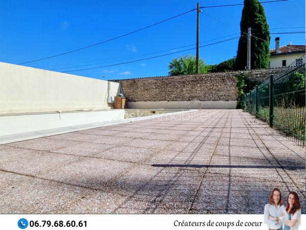 Nous vous proposons cette grande maison de caractère composée :

-Au rez-de-chaussée : Une vaste entrée desservant toutes les pièces du rez-de-chaussée et l'accès à la terrasse. Une grande pièce de vie avec cheminée et lumière traversante, cuisine, une chambre avec cheminée, wc séparé avec lave-mains. Accès au sous-sol. 

-A l'étage : 4 grandes chambres dont deux communiquent avec une salle d'eau avec WC. Salle de bain avec WC.

-Au second étage: grand grenier aménageable de 80m² environ.

Sous-sol composé d'un espace garage et de deux pièces.

-A l'extérieur : jardin clos, préau attenant à la maison, arbres fruitiers, puits, piscine chauffée et sécurisée (liner à changer).

Double vitrage, chauffage au gaz, toiture en ardoise, tout à l'égout.

Située à Saint-Maixent-l'Ecole, proche toutes commodités (école, collège, commerces), gare TGV (Paris-Montparnasse), 25 minutes de Niort et 30 minutes de Poitiers.

Notre regard : «Dès les premiers instants, nous avons été séduits, tant par le cachet de son extérieur que par les éléments intérieurs : luminosité, carreaux de ciment, moulures, cheminées, parquet, grandes hauteurs, beaux volumes. Cette propriété est pleine de charme ».

Vendeurs, avis de valeur offert. Acquéreurs, bénéficiez de notre service financier.