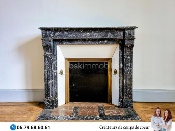 Nous vous proposons cette grande maison de caractère composée :

-Au rez-de-chaussée : Une vaste entrée desservant toutes les pièces du rez-de-chaussée et l'accès à la terrasse. Une grande pièce de vie avec cheminée et lumière traversante, cuisine, une chambre avec cheminée, wc séparé avec lave-mains. Accès au sous-sol. 

-A l'étage : 4 grandes chambres dont deux communiquent avec une salle d'eau avec WC. Salle de bain avec WC.

-Au second étage: grand grenier aménageable de 80m² environ.

Sous-sol composé d'un espace garage et de deux pièces.

-A l'extérieur : jardin clos, préau attenant à la maison, arbres fruitiers, puits, piscine chauffée et sécurisée (liner à changer).

Double vitrage, chauffage au gaz, toiture en ardoise, tout à l'égout.

Située à Saint-Maixent-l'Ecole, proche toutes commodités (école, collège, commerces), gare TGV (Paris-Montparnasse), 25 minutes de Niort et 30 minutes de Poitiers.

Notre regard : «Dès les premiers instants, nous avons été séduits, tant par le cachet de son extérieur que par les éléments intérieurs : luminosité, carreaux de ciment, moulures, cheminées, parquet, grandes hauteurs, beaux volumes. Cette propriété est pleine de charme ».

Vendeurs, avis de valeur offert. Acquéreurs, bénéficiez de notre service financier.