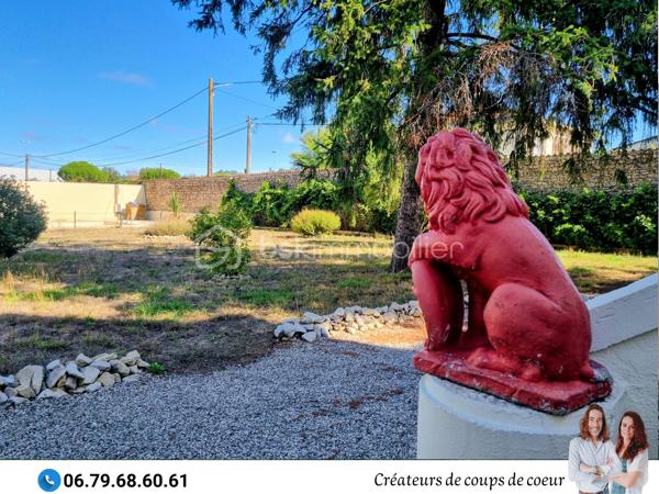 Nous vous proposons cette grande maison de caractère composée :

-Au rez-de-chaussée : Une vaste entrée desservant toutes les pièces du rez-de-chaussée et l'accès à la terrasse. Une grande pièce de vie avec cheminée et lumière traversante, cuisine, une chambre avec cheminée, wc séparé avec lave-mains. Accès au sous-sol. 

-A l'étage : 4 grandes chambres dont deux communiquent avec une salle d'eau avec WC. Salle de bain avec WC.

-Au second étage: grand grenier aménageable de 80m² environ.

Sous-sol composé d'un espace garage et de deux pièces.

-A l'extérieur : jardin clos, préau attenant à la maison, arbres fruitiers, puits, piscine chauffée et sécurisée (liner à changer).

Double vitrage, chauffage au gaz, toiture en ardoise, tout à l'égout.

Située à Saint-Maixent-l'Ecole, proche toutes commodités (école, collège, commerces), gare TGV (Paris-Montparnasse), 25 minutes de Niort et 30 minutes de Poitiers.

Notre regard : «Dès les premiers instants, nous avons été séduits, tant par le cachet de son extérieur que par les éléments intérieurs : luminosité, carreaux de ciment, moulures, cheminées, parquet, grandes hauteurs, beaux volumes. Cette propriété est pleine de charme ».

Vendeurs, avis de valeur offert. Acquéreurs, bénéficiez de notre service financier.
