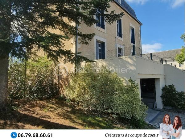 Nous vous proposons cette grande maison de caractère composée :

-Au rez-de-chaussée : Une vaste entrée desservant toutes les pièces du rez-de-chaussée et l'accès à la terrasse. Une grande pièce de vie avec cheminée et lumière traversante, cuisine, une chambre avec cheminée, wc séparé avec lave-mains. Accès au sous-sol. 

-A l'étage : 4 grandes chambres dont deux communiquent avec une salle d'eau avec WC. Salle de bain avec WC.

-Au second étage: grand grenier aménageable de 80m² environ.

Sous-sol composé d'un espace garage et de deux pièces.

-A l'extérieur : jardin clos, préau attenant à la maison, arbres fruitiers, puits, piscine chauffée et sécurisée (liner à changer).

Double vitrage, chauffage au gaz, toiture en ardoise, tout à l'égout.

Située à Saint-Maixent-l'Ecole, proche toutes commodités (école, collège, commerces), gare TGV (Paris-Montparnasse), 25 minutes de Niort et 30 minutes de Poitiers.

Notre regard : «Dès les premiers instants, nous avons été séduits, tant par le cachet de son extérieur que par les éléments intérieurs : luminosité, carreaux de ciment, moulures, cheminées, parquet, grandes hauteurs, beaux volumes. Cette propriété est pleine de charme ».

Vendeurs, avis de valeur offert. Acquéreurs, bénéficiez de notre service financier.