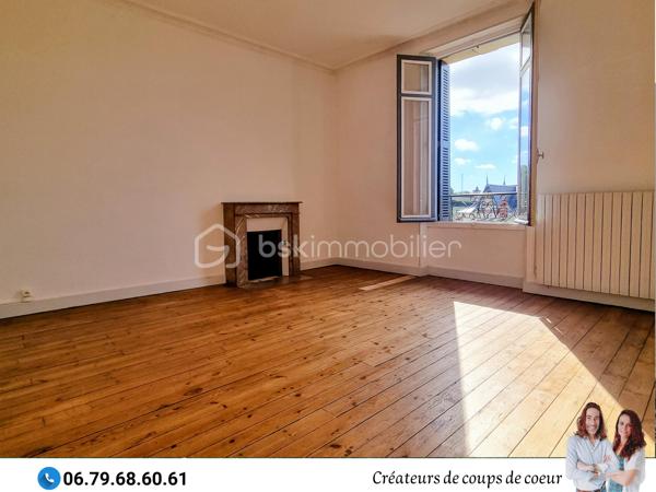 Nous vous proposons cette grande maison de caractère composée :

-Au rez-de-chaussée : Une vaste entrée desservant toutes les pièces du rez-de-chaussée et l'accès à la terrasse. Une grande pièce de vie avec cheminée et lumière traversante, cuisine, une chambre avec cheminée, wc séparé avec lave-mains. Accès au sous-sol. 

-A l'étage : 4 grandes chambres dont deux communiquent avec une salle d'eau avec WC. Salle de bain avec WC.

-Au second étage: grand grenier aménageable de 80m² environ.

Sous-sol composé d'un espace garage et de deux pièces.

-A l'extérieur : jardin clos, préau attenant à la maison, arbres fruitiers, puits, piscine chauffée et sécurisée (liner à changer).

Double vitrage, chauffage au gaz, toiture en ardoise, tout à l'égout.

Située à Saint-Maixent-l'Ecole, proche toutes commodités (école, collège, commerces), gare TGV (Paris-Montparnasse), 25 minutes de Niort et 30 minutes de Poitiers.

Notre regard : «Dès les premiers instants, nous avons été séduits, tant par le cachet de son extérieur que par les éléments intérieurs : luminosité, carreaux de ciment, moulures, cheminées, parquet, grandes hauteurs, beaux volumes. Cette propriété est pleine de charme ».

Vendeurs, avis de valeur offert. Acquéreurs, bénéficiez de notre service financier.
