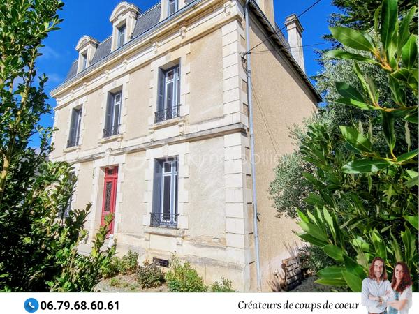 Nous vous proposons cette grande maison de caractère composée :

-Au rez-de-chaussée : Une vaste entrée desservant toutes les pièces du rez-de-chaussée et l'accès à la terrasse. Une grande pièce de vie avec cheminée et lumière traversante, cuisine, une chambre avec cheminée, wc séparé avec lave-mains. Accès au sous-sol. 

-A l'étage : 4 grandes chambres dont deux communiquent avec une salle d'eau avec WC. Salle de bain avec WC.

-Au second étage: grand grenier aménageable de 80m² environ.

Sous-sol composé d'un espace garage et de deux pièces.

-A l'extérieur : jardin clos, préau attenant à la maison, arbres fruitiers, puits, piscine chauffée et sécurisée (liner à changer).

Double vitrage, chauffage au gaz, toiture en ardoise, tout à l'égout.

Située à Saint-Maixent-l'Ecole, proche toutes commodités (école, collège, commerces), gare TGV (Paris-Montparnasse), 25 minutes de Niort et 30 minutes de Poitiers.

Notre regard : «Dès les premiers instants, nous avons été séduits, tant par le cachet de son extérieur que par les éléments intérieurs : luminosité, carreaux de ciment, moulures, cheminées, parquet, grandes hauteurs, beaux volumes. Cette propriété est pleine de charme ».

Vendeurs, avis de valeur offert. Acquéreurs, bénéficiez de notre service financier.