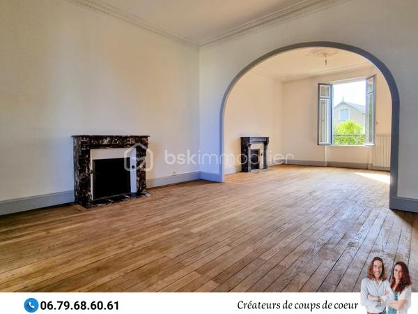Nous vous proposons cette grande maison de caractère composée :

-Au rez-de-chaussée : Une vaste entrée desservant toutes les pièces du rez-de-chaussée et l'accès à la terrasse. Une grande pièce de vie avec cheminée et lumière traversante, cuisine, une chambre avec cheminée, wc séparé avec lave-mains. Accès au sous-sol. 

-A l'étage : 4 grandes chambres dont deux communiquent avec une salle d'eau avec WC. Salle de bain avec WC.

-Au second étage: grand grenier aménageable de 80m² environ.

Sous-sol composé d'un espace garage et de deux pièces.

-A l'extérieur : jardin clos, préau attenant à la maison, arbres fruitiers, puits, piscine chauffée et sécurisée (liner à changer).

Double vitrage, chauffage au gaz, toiture en ardoise, tout à l'égout.

Située à Saint-Maixent-l'Ecole, proche toutes commodités (école, collège, commerces), gare TGV (Paris-Montparnasse), 25 minutes de Niort et 30 minutes de Poitiers.

Notre regard : «Dès les premiers instants, nous avons été séduits, tant par le cachet de son extérieur que par les éléments intérieurs : luminosité, carreaux de ciment, moulures, cheminées, parquet, grandes hauteurs, beaux volumes. Cette propriété est pleine de charme ».

Vendeurs, avis de valeur offert. Acquéreurs, bénéficiez de notre service financier.