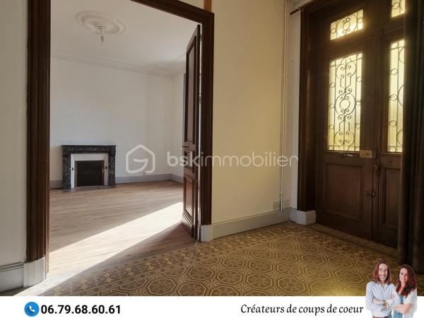 Nous vous proposons cette grande maison de caractère composée :

-Au rez-de-chaussée : Une vaste entrée desservant toutes les pièces du rez-de-chaussée et l'accès à la terrasse. Une grande pièce de vie avec cheminée et lumière traversante, cuisine, une chambre avec cheminée, wc séparé avec lave-mains. Accès au sous-sol. 

-A l'étage : 4 grandes chambres dont deux communiquent avec une salle d'eau avec WC. Salle de bain avec WC.

-Au second étage: grand grenier aménageable de 80m² environ.

Sous-sol composé d'un espace garage et de deux pièces.

-A l'extérieur : jardin clos, préau attenant à la maison, arbres fruitiers, puits, piscine chauffée et sécurisée (liner à changer).

Double vitrage, chauffage au gaz, toiture en ardoise, tout à l'égout.

Située à Saint-Maixent-l'Ecole, proche toutes commodités (école, collège, commerces), gare TGV (Paris-Montparnasse), 25 minutes de Niort et 30 minutes de Poitiers.

Notre regard : «Dès les premiers instants, nous avons été séduits, tant par le cachet de son extérieur que par les éléments intérieurs : luminosité, carreaux de ciment, moulures, cheminées, parquet, grandes hauteurs, beaux volumes. Cette propriété est pleine de charme ».

Vendeurs, avis de valeur offert. Acquéreurs, bénéficiez de notre service financier.
