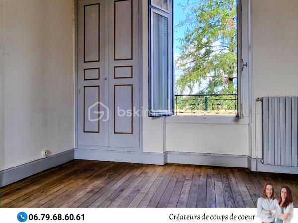Nous vous proposons cette grande maison de caractère composée :

-Au rez-de-chaussée : Une vaste entrée desservant toutes les pièces du rez-de-chaussée et l'accès à la terrasse. Une grande pièce de vie avec cheminée et lumière traversante, cuisine, une chambre avec cheminée, wc séparé avec lave-mains. Accès au sous-sol. 

-A l'étage : 4 grandes chambres dont deux communiquent avec une salle d'eau avec WC. Salle de bain avec WC.

-Au second étage: grand grenier aménageable de 80m² environ.

Sous-sol composé d'un espace garage et de deux pièces.

-A l'extérieur : jardin clos, préau attenant à la maison, arbres fruitiers, puits, piscine chauffée et sécurisée (liner à changer).

Double vitrage, chauffage au gaz, toiture en ardoise, tout à l'égout.

Située à Saint-Maixent-l'Ecole, proche toutes commodités (école, collège, commerces), gare TGV (Paris-Montparnasse), 25 minutes de Niort et 30 minutes de Poitiers.

Notre regard : «Dès les premiers instants, nous avons été séduits, tant par le cachet de son extérieur que par les éléments intérieurs : luminosité, carreaux de ciment, moulures, cheminées, parquet, grandes hauteurs, beaux volumes. Cette propriété est pleine de charme ».

Vendeurs, avis de valeur offert. Acquéreurs, bénéficiez de notre service financier.
