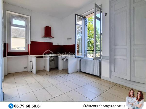 Nous vous proposons cette grande maison de caractère composée :

-Au rez-de-chaussée : Une vaste entrée desservant toutes les pièces du rez-de-chaussée et l'accès à la terrasse. Une grande pièce de vie avec cheminée et lumière traversante, cuisine, une chambre avec cheminée, wc séparé avec lave-mains. Accès au sous-sol. 

-A l'étage : 4 grandes chambres dont deux communiquent avec une salle d'eau avec WC. Salle de bain avec WC.

-Au second étage: grand grenier aménageable de 80m² environ.

Sous-sol composé d'un espace garage et de deux pièces.

-A l'extérieur : jardin clos, préau attenant à la maison, arbres fruitiers, puits, piscine chauffée et sécurisée (liner à changer).

Double vitrage, chauffage au gaz, toiture en ardoise, tout à l'égout.

Située à Saint-Maixent-l'Ecole, proche toutes commodités (école, collège, commerces), gare TGV (Paris-Montparnasse), 25 minutes de Niort et 30 minutes de Poitiers.

Notre regard : «Dès les premiers instants, nous avons été séduits, tant par le cachet de son extérieur que par les éléments intérieurs : luminosité, carreaux de ciment, moulures, cheminées, parquet, grandes hauteurs, beaux volumes. Cette propriété est pleine de charme ».

Vendeurs, avis de valeur offert. Acquéreurs, bénéficiez de notre service financier.