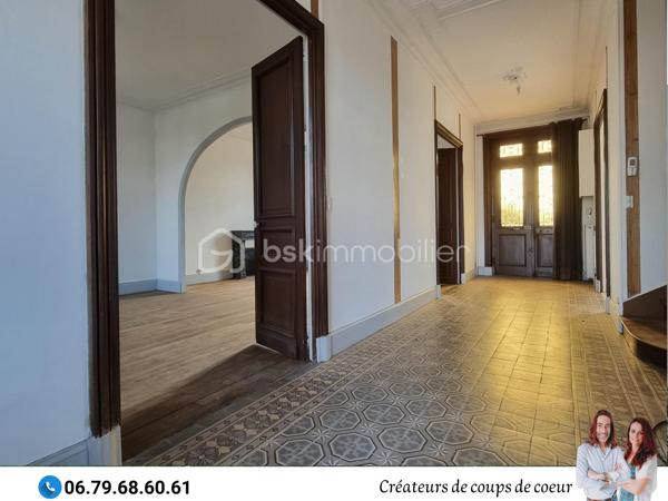 Nous vous proposons cette grande maison de caractère composée :

-Au rez-de-chaussée : Une vaste entrée desservant toutes les pièces du rez-de-chaussée et l'accès à la terrasse. Une grande pièce de vie avec cheminée et lumière traversante, cuisine, une chambre avec cheminée, wc séparé avec lave-mains. Accès au sous-sol. 

-A l'étage : 4 grandes chambres dont deux communiquent avec une salle d'eau avec WC. Salle de bain avec WC.

-Au second étage: grand grenier aménageable de 80m² environ.

Sous-sol composé d'un espace garage et de deux pièces.

-A l'extérieur : jardin clos, préau attenant à la maison, arbres fruitiers, puits, piscine chauffée et sécurisée (liner à changer).

Double vitrage, chauffage au gaz, toiture en ardoise, tout à l'égout.

Située à Saint-Maixent-l'Ecole, proche toutes commodités (école, collège, commerces), gare TGV (Paris-Montparnasse), 25 minutes de Niort et 30 minutes de Poitiers.

Notre regard : «Dès les premiers instants, nous avons été séduits, tant par le cachet de son extérieur que par les éléments intérieurs : luminosité, carreaux de ciment, moulures, cheminées, parquet, grandes hauteurs, beaux volumes. Cette propriété est pleine de charme ».

Vendeurs, avis de valeur offert. Acquéreurs, bénéficiez de notre service financier.