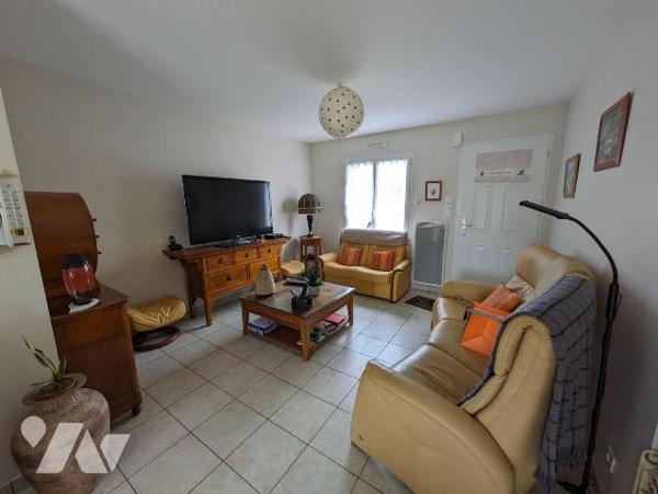 LES HERBIERS - Plain-pied de 2005 en bon état offrant un lumineux salon/séjour, une cuisine non...