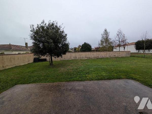 LES HERBIERS - Plain-pied de 2005 en bon état offrant un lumineux salon/séjour, une cuisine non...