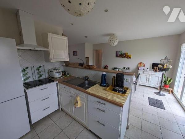 LES HERBIERS - Plain-pied de 2005 en bon état offrant un lumineux salon/séjour, une cuisine non...