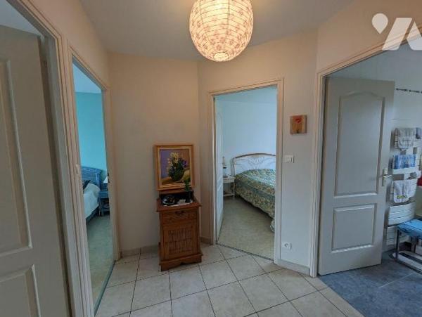 LES HERBIERS - Plain-pied de 2005 en bon état offrant un lumineux salon/séjour, une cuisine non...