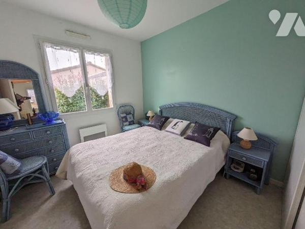 LES HERBIERS - Plain-pied de 2005 en bon état offrant un lumineux salon/séjour, une cuisine non...