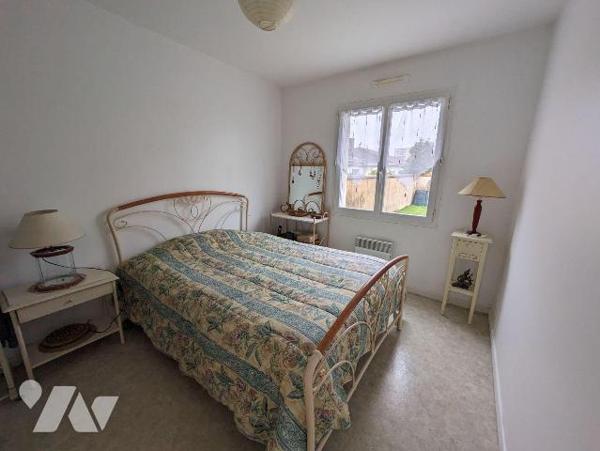 LES HERBIERS - Plain-pied de 2005 en bon état offrant un lumineux salon/séjour, une cuisine non...