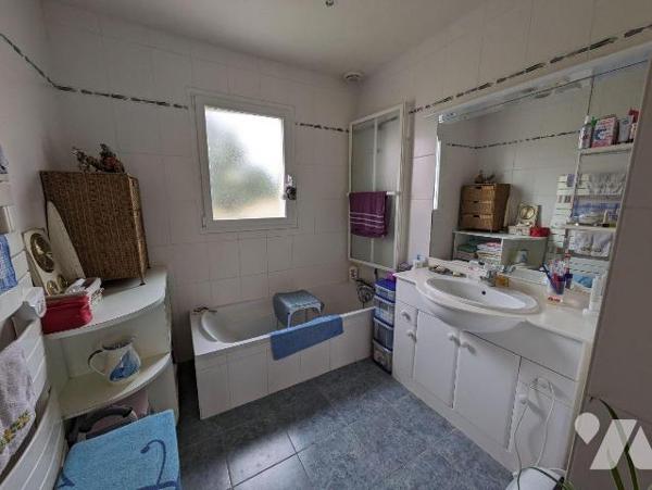 LES HERBIERS - Plain-pied de 2005 en bon état offrant un lumineux salon/séjour, une cuisine non...