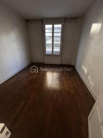 Paris 15e – Charmant 2 pièces de 46 m² au calme

Au cœur d'un quartier prisé du 15e arrondissement, à proximité immédiate des commerces, transports et restaurants, découvrez ce séduisant deux-pièces de 46 m² environ situé au 1er étage d'un bel immeuble de caractère avec gardienne.

Au calme sur cour et sur rue, cet appartement offre une distribution optimale avec une entrée desservant un séjour, une chambre  agrémentée d'un dressing indépendant, une cuisine séparée bénéficiant d'une fenêtre, ainsi qu'une salle d'eau avec fenêtre et WC.

Vous serez séduit par le charme de l'ancien et la qualité des prestations : parquet, belles parties communes et atmosphère chaleureuse.

Ses points forts :

Calme 
Plan fonctionnel sans perte de place
Dressing indépendant
Cuisine et salle d'eau avec fenêtre
Parquet
Immeuble bien entretenu avec gardienne
Quartier vivant et recherché