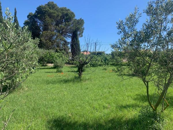 Terrain à bâtir de 700 m² viabilisé en bordure