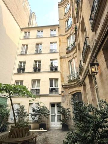 PARIS - Marché Saint-Honoré- Élégant appartement de 49,11 m2 rénové , Paris