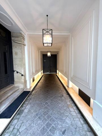 PARIS - Marché Saint-Honoré- Élégant appartement de 49,11 m2 rénové , Paris