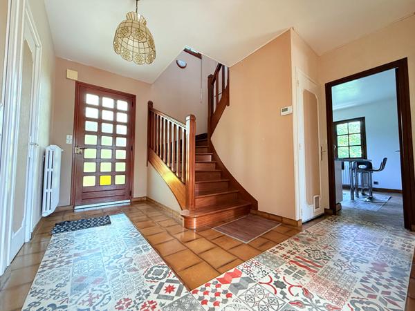 Maison familiale avec grand jardin arboré