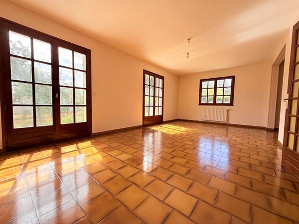 Maison familiale avec grand jardin arboré