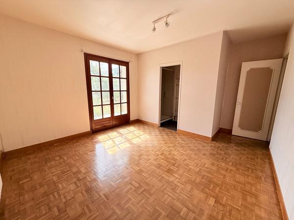 Maison familiale avec grand jardin arboré