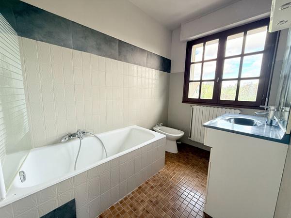 Maison familiale avec grand jardin arboré