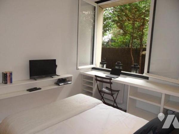 NEUILLY SUR SEINE - FACE AU BOIS DE BOULOGNE - BOULEVARD CHARCOT - STUDETTE SUR JARDIN