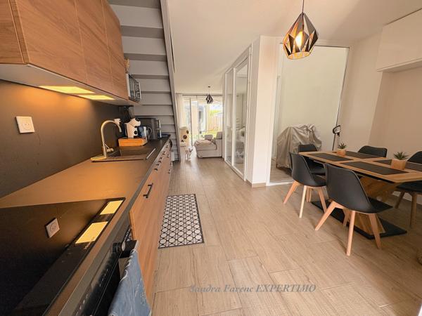 Maison de 85m2 avec dépendance de 15m2, jardin et deux places de parking.