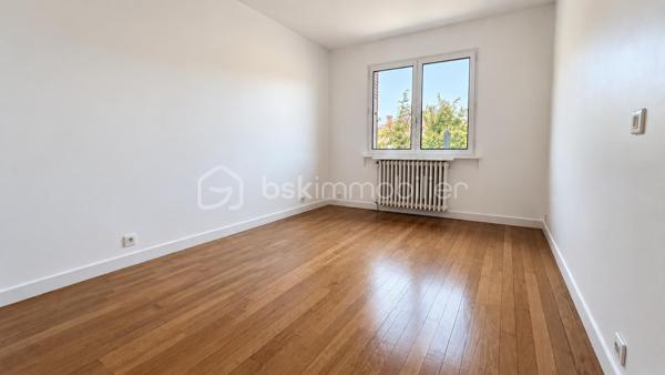 RARE SUR LE SECTEUR – MAISON INDIVIDUELLE, BEAU TERRAIN SANS VIS-À-VIS & RER A À PIED
Idéalement située en plein centre-ville de Noisy-le-Grand, à seulement 700 mètres – 7 minutes à pied – de la gare RER A Noisy-le-Grand Mont d’Est, découvrez cette agréable maison individuelle sur sous-sol total offrant 115 m² de surface utile, dont 70 m² habitables environ, plus un garage de 20 m² implantée sur une belle parcelle de 457 m² sans vis-à-vis.
Son véritable atout ? Un environnement calme, sans vis-à-vis, avec un bel espace extérieur préservé, idéal pour profiter pleinement des beaux jours en toute intimité.
Au niveau principal, une entrée dessert une cuisine séparée et aménagée ainsi qu’un beau séjour baigné de lumière avec cheminée, bénéficiant d’une agréable exposition sud-ouest et ouvrant directement sur un balcon.
L’espace nuit se compose de deux chambres confortables, d’une salle d’eau et de WC indépendants.
En rez-de-jardin, la maison révèle tout son potentiel avec une troisième chambre, une seconde salle d’eau avec WC, une grande buanderie, plusieurs espaces complémentaires ainsi qu’un garage. Des volumes supplémentaires offrant de nombreuses possibilités d’aménagement selon vos envies : bureau, espace loisirs, rangement, atelier…
Le tout dans un emplacement particulièrement recherché, à proximité immédiate des commerces, écoles, transports et de toutes les commodités du centre-ville.
Une maison lumineuse, un beau terrain sans vis-à-vis, le calme et le RER A accessible à pied à 10 min à pied : une opportunité rare à Noisy-le-Grand.
À découvrir rapidement !
