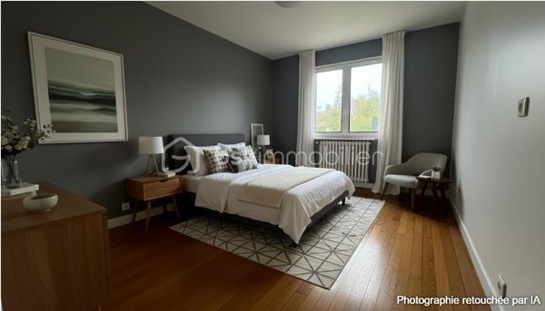 RARE SUR LE SECTEUR – MAISON INDIVIDUELLE, BEAU TERRAIN SANS VIS-À-VIS & RER A À PIED
Idéalement située en plein centre-ville de Noisy-le-Grand, à seulement 700 mètres – 7 minutes à pied – de la gare RER A Noisy-le-Grand Mont d’Est, découvrez cette agréable maison individuelle sur sous-sol total offrant 115 m² de surface utile, dont 70 m² habitables environ, plus un garage de 20 m² implantée sur une belle parcelle de 457 m² sans vis-à-vis.
Son véritable atout ? Un environnement calme, sans vis-à-vis, avec un bel espace extérieur préservé, idéal pour profiter pleinement des beaux jours en toute intimité.
Au niveau principal, une entrée dessert une cuisine séparée et aménagée ainsi qu’un beau séjour baigné de lumière avec cheminée, bénéficiant d’une agréable exposition sud-ouest et ouvrant directement sur un balcon.
L’espace nuit se compose de deux chambres confortables, d’une salle d’eau et de WC indépendants.
En rez-de-jardin, la maison révèle tout son potentiel avec une troisième chambre, une seconde salle d’eau avec WC, une grande buanderie, plusieurs espaces complémentaires ainsi qu’un garage. Des volumes supplémentaires offrant de nombreuses possibilités d’aménagement selon vos envies : bureau, espace loisirs, rangement, atelier…
Le tout dans un emplacement particulièrement recherché, à proximité immédiate des commerces, écoles, transports et de toutes les commodités du centre-ville.
Une maison lumineuse, un beau terrain sans vis-à-vis, le calme et le RER A accessible à pied à 10 min à pied : une opportunité rare à Noisy-le-Grand.
À découvrir rapidement !