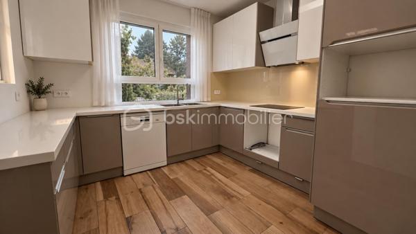 RARE SUR LE SECTEUR – MAISON INDIVIDUELLE, BEAU TERRAIN SANS VIS-À-VIS & RER A À PIED
Idéalement située en plein centre-ville de Noisy-le-Grand, à seulement 700 mètres – 7 minutes à pied – de la gare RER A Noisy-le-Grand Mont d’Est, découvrez cette agréable maison individuelle sur sous-sol total offrant 115 m² de surface utile, dont 70 m² habitables environ, plus un garage de 20 m² implantée sur une belle parcelle de 457 m² sans vis-à-vis.
Son véritable atout ? Un environnement calme, sans vis-à-vis, avec un bel espace extérieur préservé, idéal pour profiter pleinement des beaux jours en toute intimité.
Au niveau principal, une entrée dessert une cuisine séparée et aménagée ainsi qu’un beau séjour baigné de lumière avec cheminée, bénéficiant d’une agréable exposition sud-ouest et ouvrant directement sur un balcon.
L’espace nuit se compose de deux chambres confortables, d’une salle d’eau et de WC indépendants.
En rez-de-jardin, la maison révèle tout son potentiel avec une troisième chambre, une seconde salle d’eau avec WC, une grande buanderie, plusieurs espaces complémentaires ainsi qu’un garage. Des volumes supplémentaires offrant de nombreuses possibilités d’aménagement selon vos envies : bureau, espace loisirs, rangement, atelier…
Le tout dans un emplacement particulièrement recherché, à proximité immédiate des commerces, écoles, transports et de toutes les commodités du centre-ville.
Une maison lumineuse, un beau terrain sans vis-à-vis, le calme et le RER A accessible à pied à 10 min à pied : une opportunité rare à Noisy-le-Grand.
À découvrir rapidement !