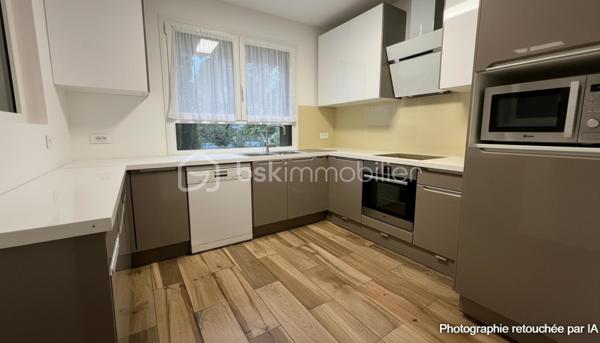 RARE SUR LE SECTEUR – MAISON INDIVIDUELLE, BEAU TERRAIN SANS VIS-À-VIS & RER A À PIED
Idéalement située en plein centre-ville de Noisy-le-Grand, à seulement 700 mètres – 7 minutes à pied – de la gare RER A Noisy-le-Grand Mont d’Est, découvrez cette agréable maison individuelle sur sous-sol total offrant 115 m² de surface utile, dont 70 m² habitables environ, plus un garage de 20 m² implantée sur une belle parcelle de 457 m² sans vis-à-vis.
Son véritable atout ? Un environnement calme, sans vis-à-vis, avec un bel espace extérieur préservé, idéal pour profiter pleinement des beaux jours en toute intimité.
Au niveau principal, une entrée dessert une cuisine séparée et aménagée ainsi qu’un beau séjour baigné de lumière avec cheminée, bénéficiant d’une agréable exposition sud-ouest et ouvrant directement sur un balcon.
L’espace nuit se compose de deux chambres confortables, d’une salle d’eau et de WC indépendants.
En rez-de-jardin, la maison révèle tout son potentiel avec une troisième chambre, une seconde salle d’eau avec WC, une grande buanderie, plusieurs espaces complémentaires ainsi qu’un garage. Des volumes supplémentaires offrant de nombreuses possibilités d’aménagement selon vos envies : bureau, espace loisirs, rangement, atelier…
Le tout dans un emplacement particulièrement recherché, à proximité immédiate des commerces, écoles, transports et de toutes les commodités du centre-ville.
Une maison lumineuse, un beau terrain sans vis-à-vis, le calme et le RER A accessible à pied à 10 min à pied : une opportunité rare à Noisy-le-Grand.
À découvrir rapidement !