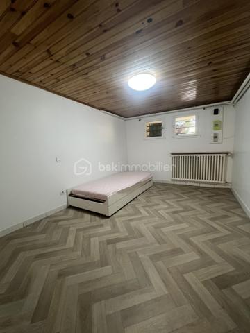 RARE SUR LE SECTEUR – MAISON INDIVIDUELLE, BEAU TERRAIN SANS VIS-À-VIS & RER A À PIED
Idéalement située en plein centre-ville de Noisy-le-Grand, à seulement 700 mètres – 7 minutes à pied – de la gare RER A Noisy-le-Grand Mont d’Est, découvrez cette agréable maison individuelle sur sous-sol total offrant 115 m² de surface utile, dont 70 m² habitables environ, plus un garage de 20 m² implantée sur une belle parcelle de 457 m² sans vis-à-vis.
Son véritable atout ? Un environnement calme, sans vis-à-vis, avec un bel espace extérieur préservé, idéal pour profiter pleinement des beaux jours en toute intimité.
Au niveau principal, une entrée dessert une cuisine séparée et aménagée ainsi qu’un beau séjour baigné de lumière avec cheminée, bénéficiant d’une agréable exposition sud-ouest et ouvrant directement sur un balcon.
L’espace nuit se compose de deux chambres confortables, d’une salle d’eau et de WC indépendants.
En rez-de-jardin, la maison révèle tout son potentiel avec une troisième chambre, une seconde salle d’eau avec WC, une grande buanderie, plusieurs espaces complémentaires ainsi qu’un garage. Des volumes supplémentaires offrant de nombreuses possibilités d’aménagement selon vos envies : bureau, espace loisirs, rangement, atelier…
Le tout dans un emplacement particulièrement recherché, à proximité immédiate des commerces, écoles, transports et de toutes les commodités du centre-ville.
Une maison lumineuse, un beau terrain sans vis-à-vis, le calme et le RER A accessible à pied à 10 min à pied : une opportunité rare à Noisy-le-Grand.
À découvrir rapidement !
