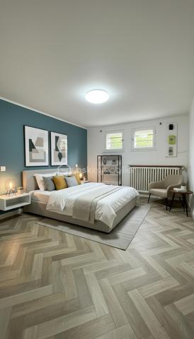 RARE SUR LE SECTEUR – MAISON INDIVIDUELLE, BEAU TERRAIN SANS VIS-À-VIS & RER A À PIED
Idéalement située en plein centre-ville de Noisy-le-Grand, à seulement 700 mètres – 7 minutes à pied – de la gare RER A Noisy-le-Grand Mont d’Est, découvrez cette agréable maison individuelle sur sous-sol total offrant 115 m² de surface utile, dont 70 m² habitables environ, plus un garage de 20 m² implantée sur une belle parcelle de 457 m² sans vis-à-vis.
Son véritable atout ? Un environnement calme, sans vis-à-vis, avec un bel espace extérieur préservé, idéal pour profiter pleinement des beaux jours en toute intimité.
Au niveau principal, une entrée dessert une cuisine séparée et aménagée ainsi qu’un beau séjour baigné de lumière avec cheminée, bénéficiant d’une agréable exposition sud-ouest et ouvrant directement sur un balcon.
L’espace nuit se compose de deux chambres confortables, d’une salle d’eau et de WC indépendants.
En rez-de-jardin, la maison révèle tout son potentiel avec une troisième chambre, une seconde salle d’eau avec WC, une grande buanderie, plusieurs espaces complémentaires ainsi qu’un garage. Des volumes supplémentaires offrant de nombreuses possibilités d’aménagement selon vos envies : bureau, espace loisirs, rangement, atelier…
Le tout dans un emplacement particulièrement recherché, à proximité immédiate des commerces, écoles, transports et de toutes les commodités du centre-ville.
Une maison lumineuse, un beau terrain sans vis-à-vis, le calme et le RER A accessible à pied à 10 min à pied : une opportunité rare à Noisy-le-Grand.
À découvrir rapidement !