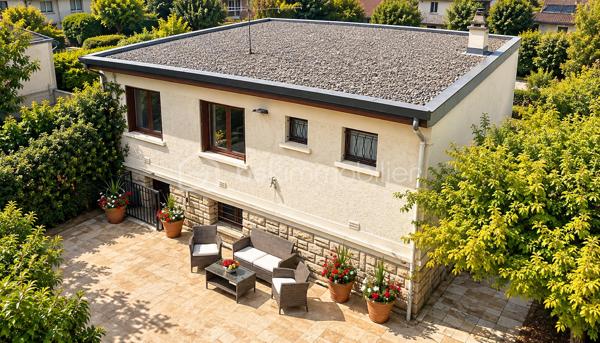 RARE SUR LE SECTEUR – MAISON INDIVIDUELLE, BEAU TERRAIN SANS VIS-À-VIS & RER A À PIED
Idéalement située en plein centre-ville de Noisy-le-Grand, à seulement 700 mètres – 7 minutes à pied – de la gare RER A Noisy-le-Grand Mont d’Est, découvrez cette agréable maison individuelle sur sous-sol total offrant 115 m² de surface utile, dont 70 m² habitables environ, plus un garage de 20 m² implantée sur une belle parcelle de 457 m² sans vis-à-vis.
Son véritable atout ? Un environnement calme, sans vis-à-vis, avec un bel espace extérieur préservé, idéal pour profiter pleinement des beaux jours en toute intimité.
Au niveau principal, une entrée dessert une cuisine séparée et aménagée ainsi qu’un beau séjour baigné de lumière avec cheminée, bénéficiant d’une agréable exposition sud-ouest et ouvrant directement sur un balcon.
L’espace nuit se compose de deux chambres confortables, d’une salle d’eau et de WC indépendants.
En rez-de-jardin, la maison révèle tout son potentiel avec une troisième chambre, une seconde salle d’eau avec WC, une grande buanderie, plusieurs espaces complémentaires ainsi qu’un garage. Des volumes supplémentaires offrant de nombreuses possibilités d’aménagement selon vos envies : bureau, espace loisirs, rangement, atelier…
Le tout dans un emplacement particulièrement recherché, à proximité immédiate des commerces, écoles, transports et de toutes les commodités du centre-ville.
Une maison lumineuse, un beau terrain sans vis-à-vis, le calme et le RER A accessible à pied à 10 min à pied : une opportunité rare à Noisy-le-Grand.
À découvrir rapidement !