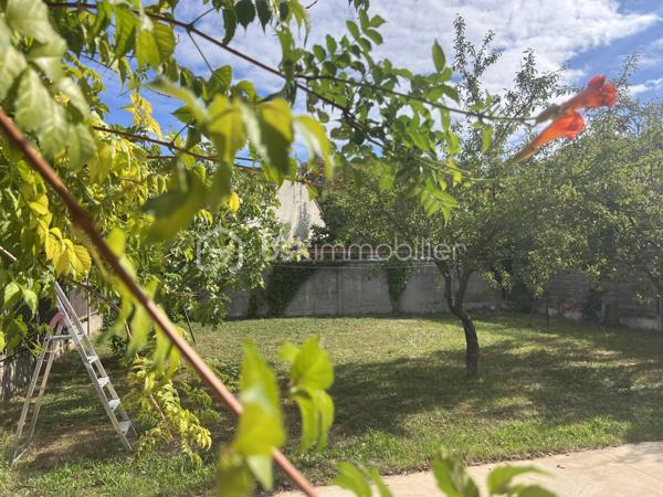 RARE SUR LE SECTEUR – MAISON INDIVIDUELLE, BEAU TERRAIN SANS VIS-À-VIS & RER A À PIED
Idéalement située en plein centre-ville de Noisy-le-Grand, à seulement 700 mètres – 7 minutes à pied – de la gare RER A Noisy-le-Grand Mont d’Est, découvrez cette agréable maison individuelle sur sous-sol total offrant 115 m² de surface utile, dont 70 m² habitables environ, plus un garage de 20 m² implantée sur une belle parcelle de 457 m² sans vis-à-vis.
Son véritable atout ? Un environnement calme, sans vis-à-vis, avec un bel espace extérieur préservé, idéal pour profiter pleinement des beaux jours en toute intimité.
Au niveau principal, une entrée dessert une cuisine séparée et aménagée ainsi qu’un beau séjour baigné de lumière avec cheminée, bénéficiant d’une agréable exposition sud-ouest et ouvrant directement sur un balcon.
L’espace nuit se compose de deux chambres confortables, d’une salle d’eau et de WC indépendants.
En rez-de-jardin, la maison révèle tout son potentiel avec une troisième chambre, une seconde salle d’eau avec WC, une grande buanderie, plusieurs espaces complémentaires ainsi qu’un garage. Des volumes supplémentaires offrant de nombreuses possibilités d’aménagement selon vos envies : bureau, espace loisirs, rangement, atelier…
Le tout dans un emplacement particulièrement recherché, à proximité immédiate des commerces, écoles, transports et de toutes les commodités du centre-ville.
Une maison lumineuse, un beau terrain sans vis-à-vis, le calme et le RER A accessible à pied à 10 min à pied : une opportunité rare à Noisy-le-Grand.
À découvrir rapidement !